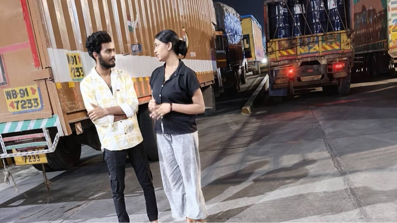 ভালোবাসার টানে ট্রাকের স্টিয়ারিংয়ে ভারতীয় দম্পতি