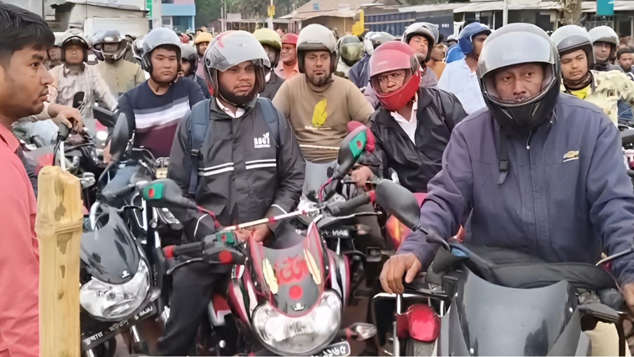 ঘণ্টার পর ঘণ্টা লাইনে, মিলছে না তেল