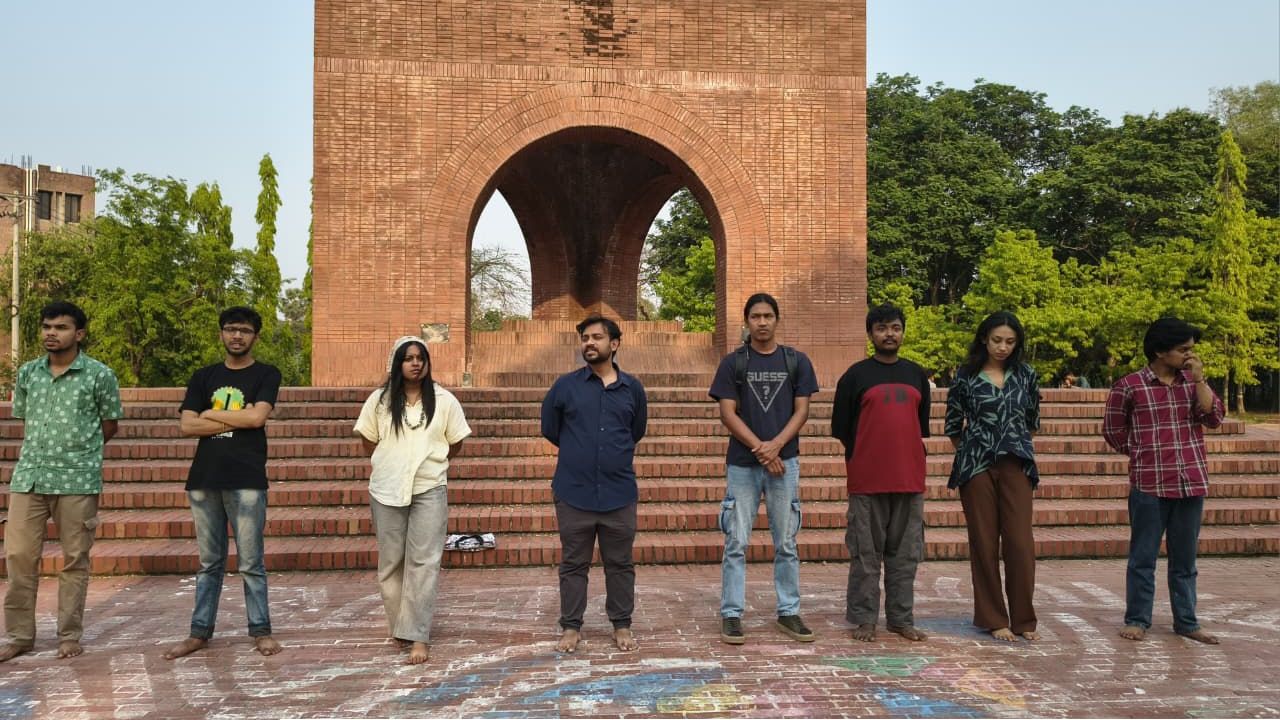 জ্বালানি সংকটের অজুহাতে অনলাইনে ক্লাসের প্রতিবাদে জাবিতে মানববন্ধন