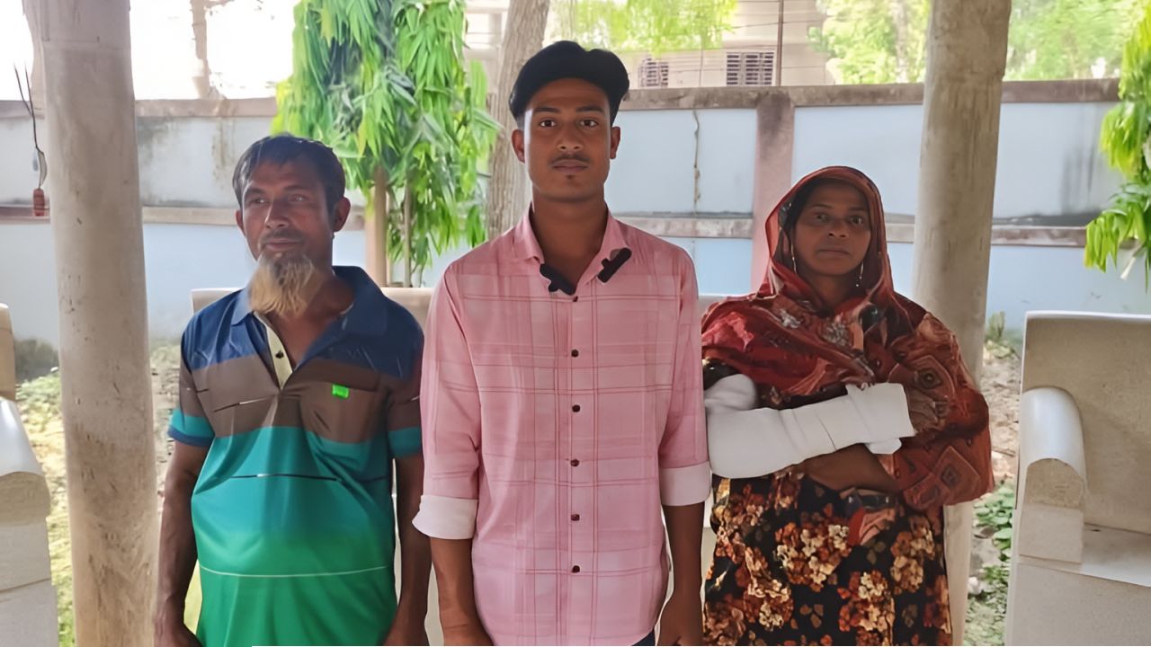 পাওনা টাকা চাওয়ায় মা-ছেলেকে কুপিয়ে জখম