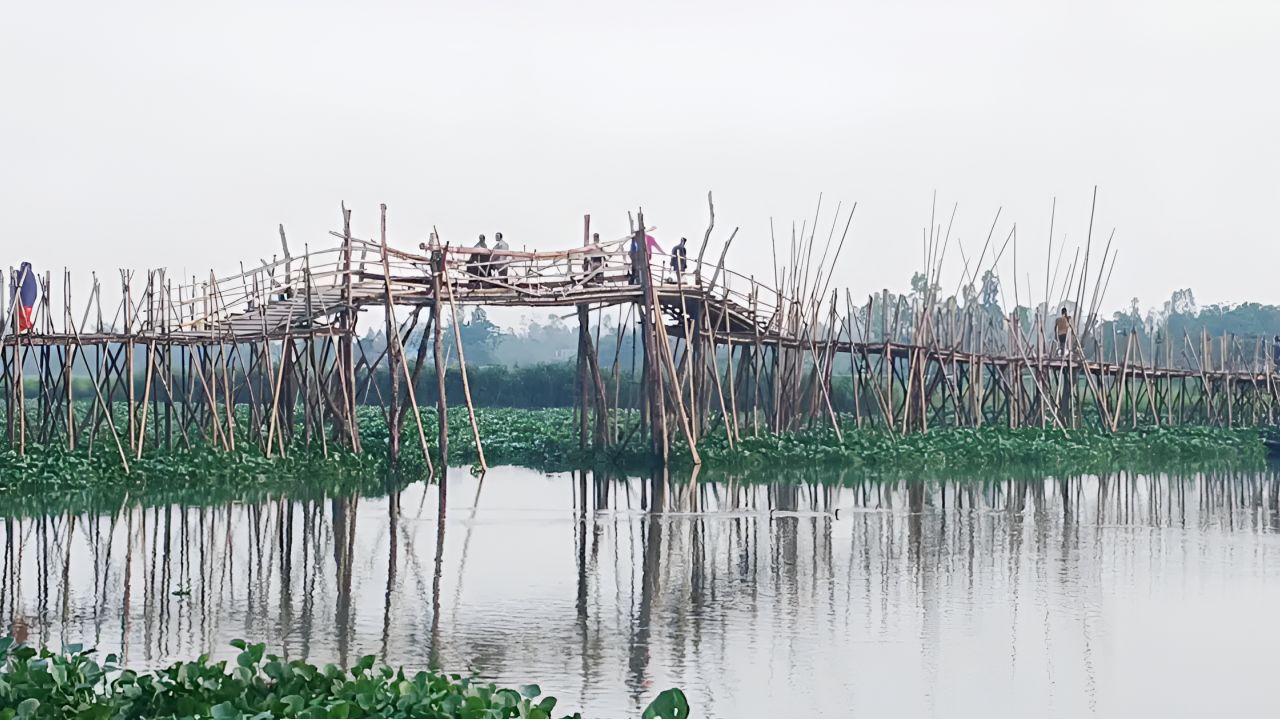 নরসিংদীর কাঠের সেতু পাকা করার দাবি