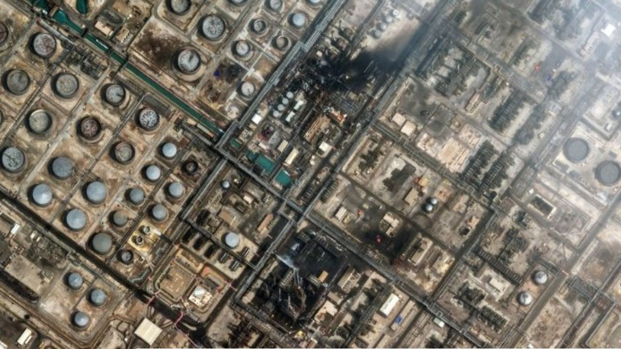 ইরানি হামলায় দাউ দাউ করে জ্বলছে সৌদির পেট্রোক্যামিকেল প্ল্যান্ট