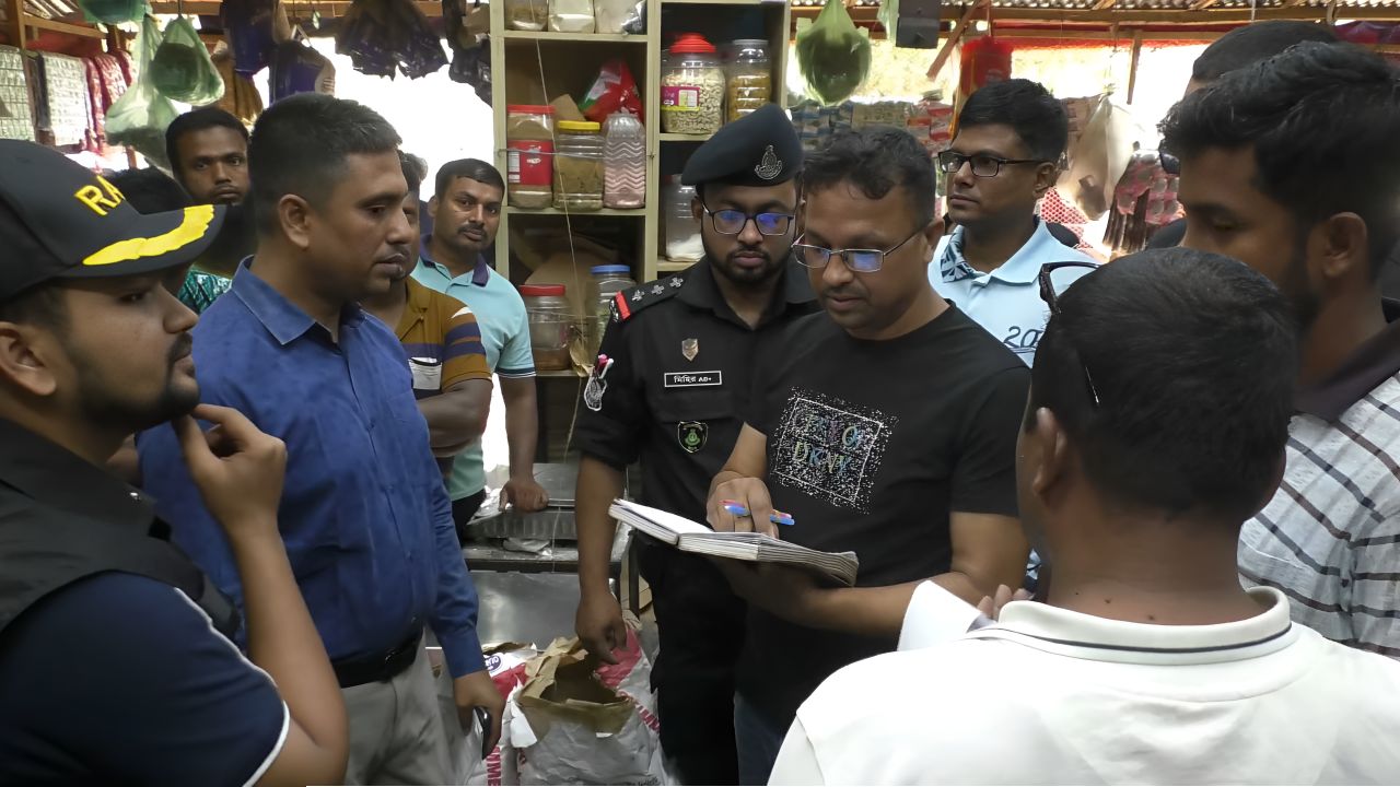 যশোরে ৪৩ হাজার লিটার ভোজ্য তেল জব্দ, জরিমানা 