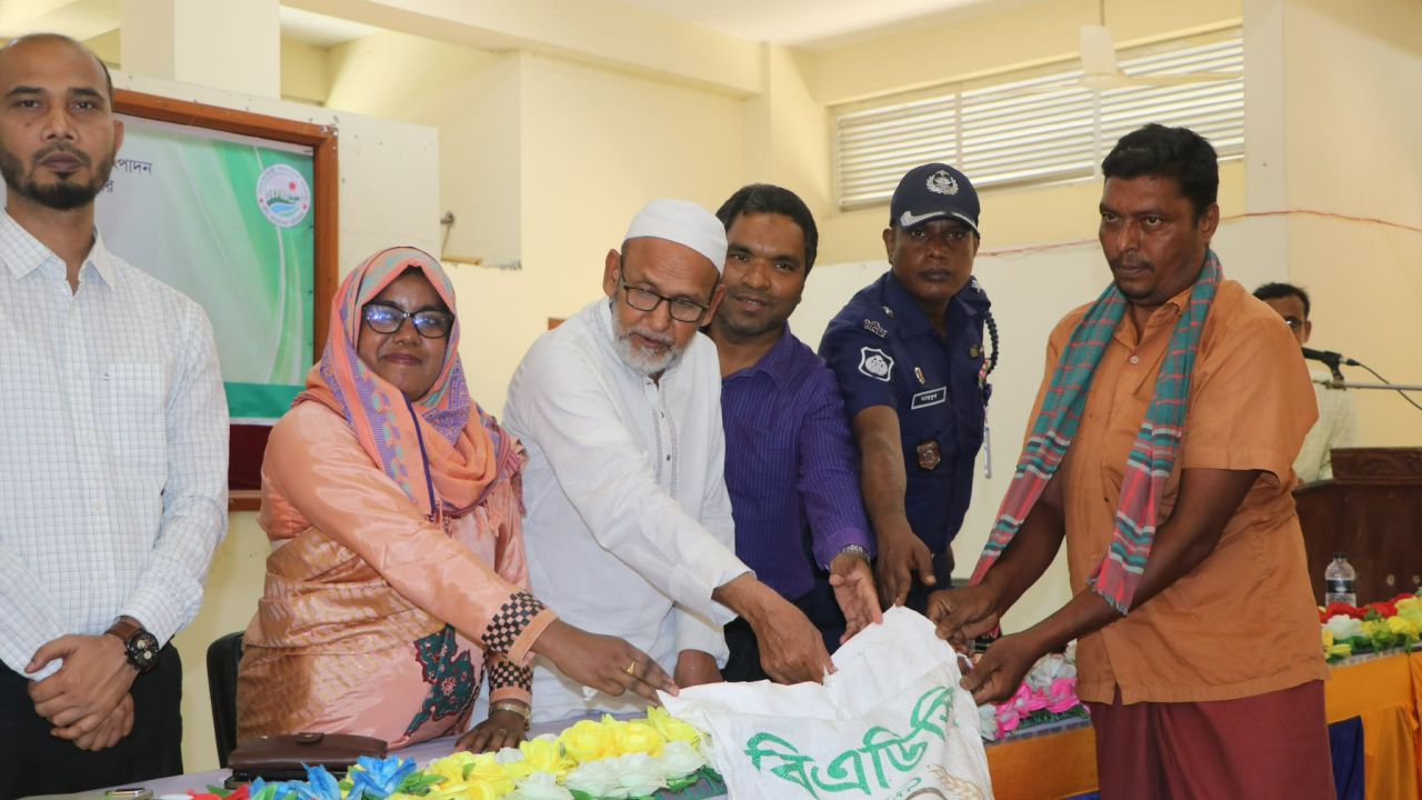 নিয়ামতপুরে দশ হাজার কৃষক পেল প্রণোদনার সার ও বীজ