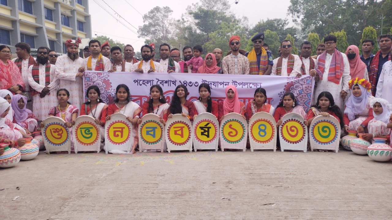 নিয়ামতপুরে বর্ণাঢ্য বৈশাখী শোভাযাত্রায় নতুন বছরকে বরণ