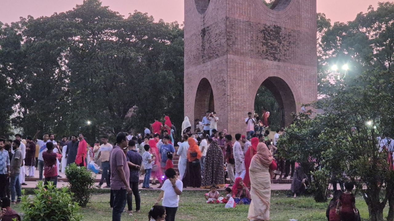 নিরাপত্তা দিতে ব্যর্থ প্রশাসন, জাবিতে বহিরাগতদের দাপটে অবরুদ্ধ শিক্ষার্থীরা