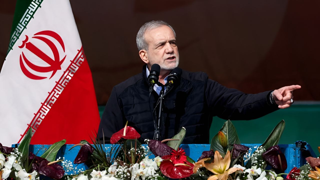 ইরানের পারমাণবিক অধিকার কেড়ে নেওয়ার ট্রাম্প কে : পেজেশকিয়ান