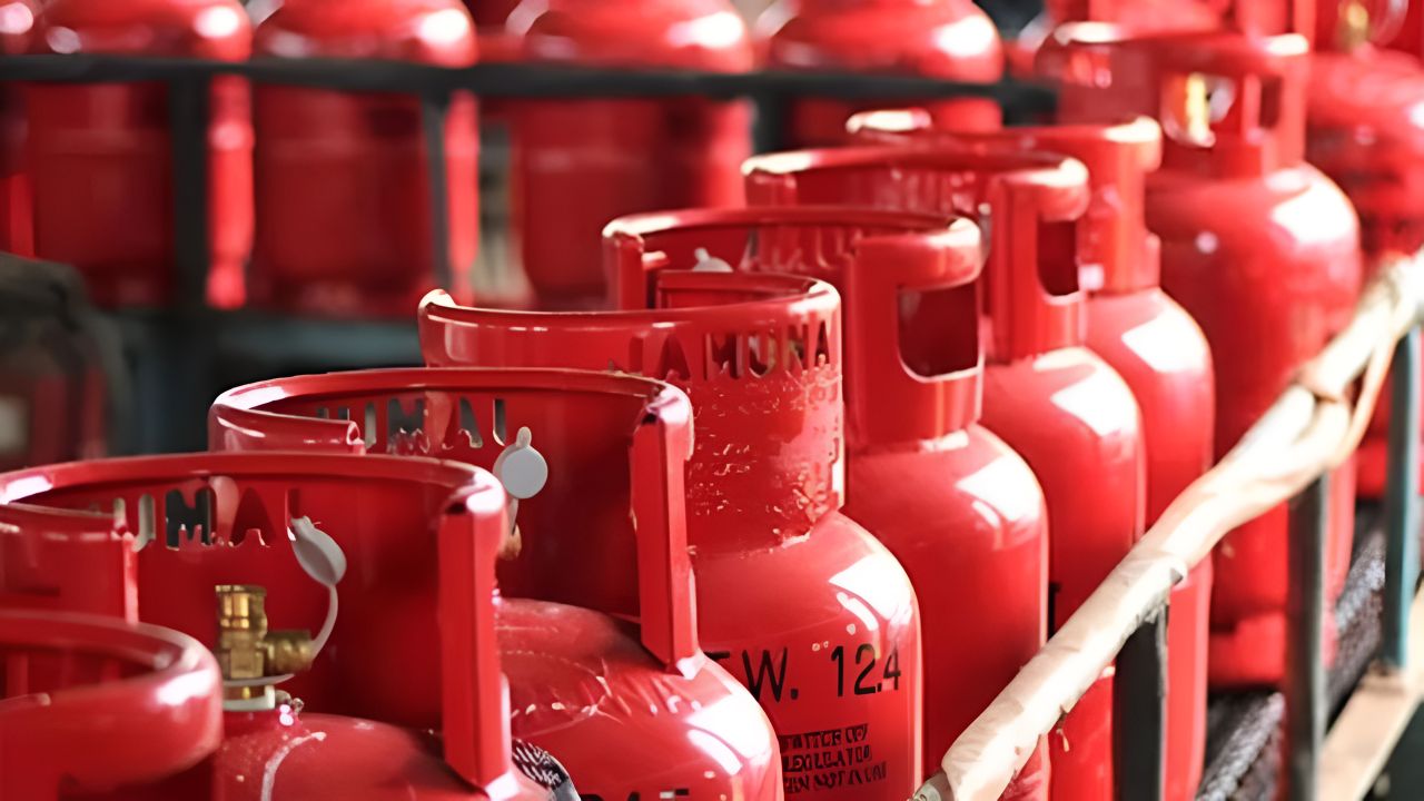 ১২ কেজি এলপিজি সিলিন্ডারের দাম বেড়লো ২১২ টাকা 