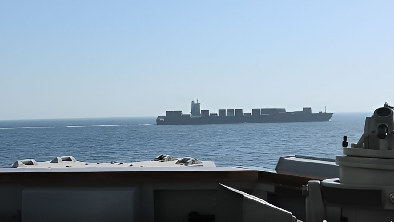 কয়েক দফা গুলি চালিয়ে ইরানি পতাকাবাহী জাহাজ জব্দের দাবি যুক্তরাষ্ট্রের