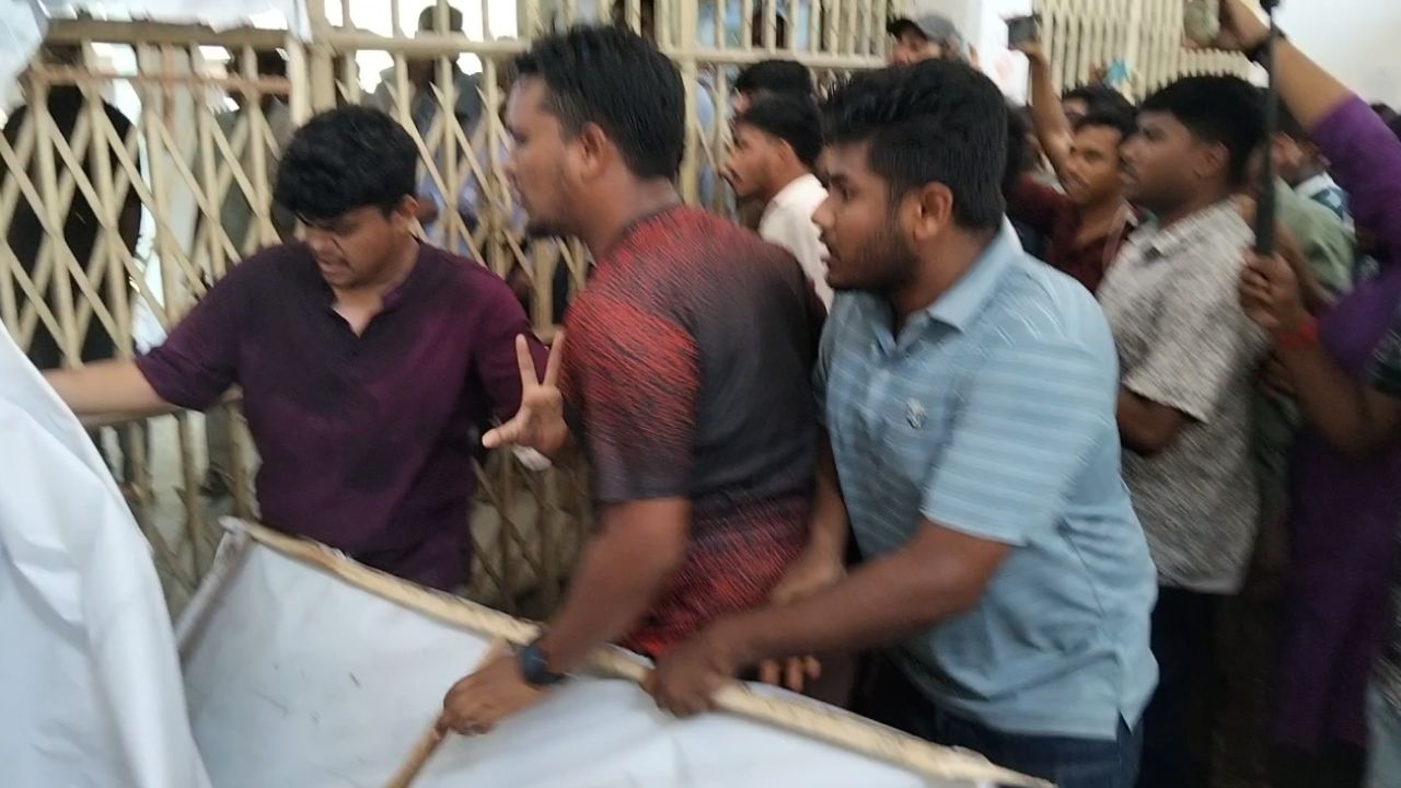 নিজ দলের নেত্রীর ছবি অবমাননা! ইবিতে ব্যানার ছেঁড়া নিয়ে তোলপাড়