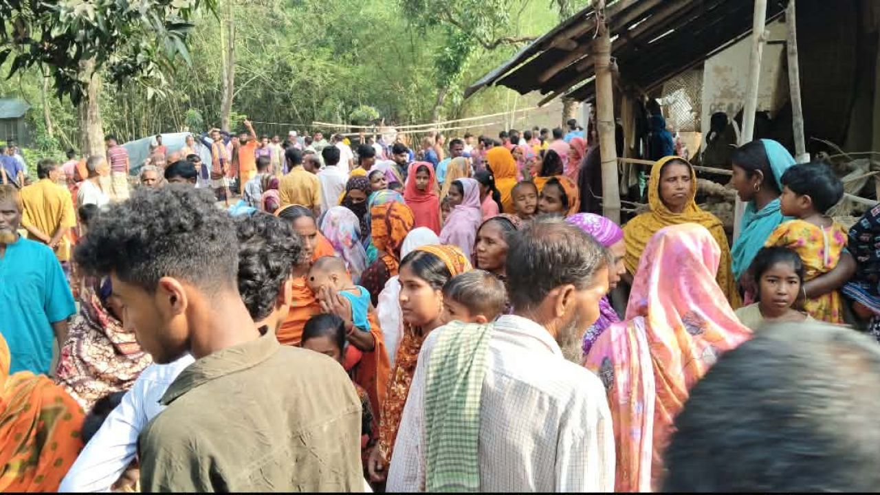 নিয়ামতপুরে একই পরিবারের ৪ জনকে গলা কেটে হত্যা