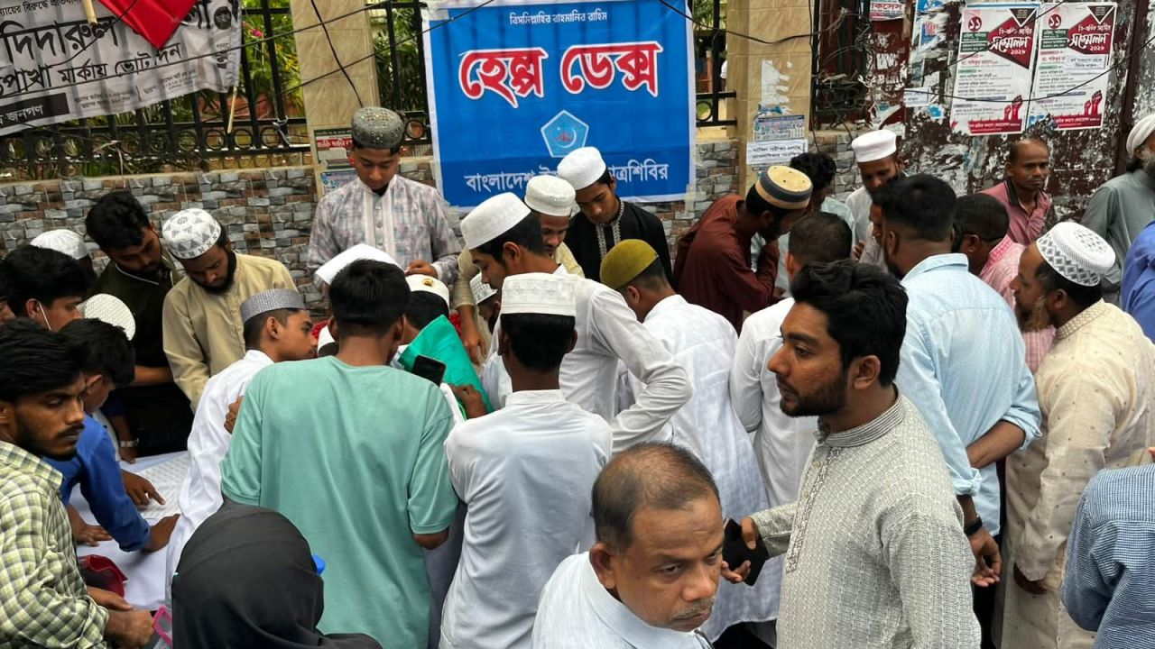 সীতাকুণ্ডে পরীক্ষার্থীদের সহায়তায় ছাত্রশিবিরের হেল্প ডেস্ক