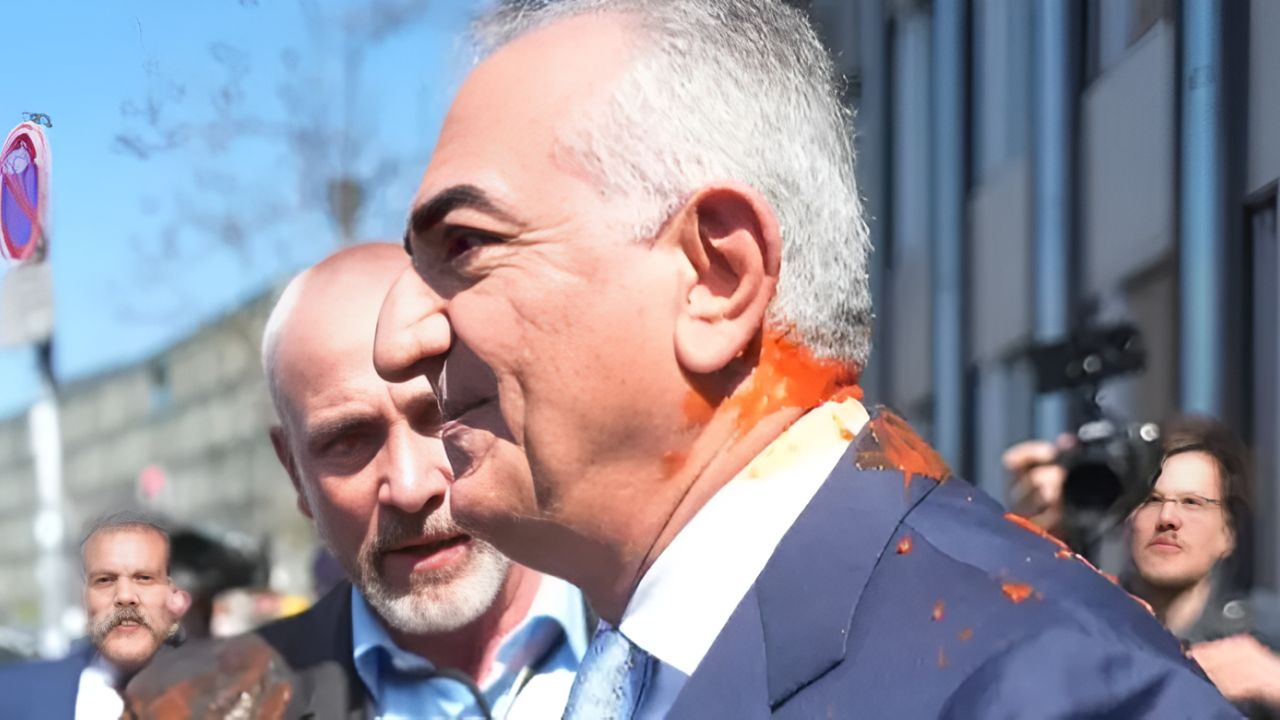 জার্মানিতে রেজা পাহলভির ওপর রং নিক্ষেপ