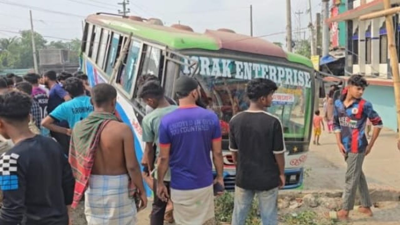 নরসিংদীতে বাস-কাভার্ড ভ্যান সংঘর্ষে নিহত পথচারী ব্যবসায়ী