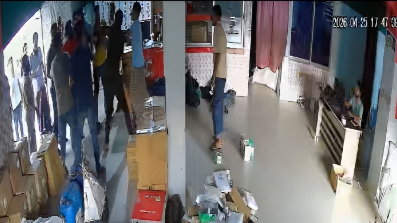 ফকিরহাটে কুরিয়ার সার্ভিসে হামলা ও লুটপাট, ম্যানেজারসহ আহত ৫