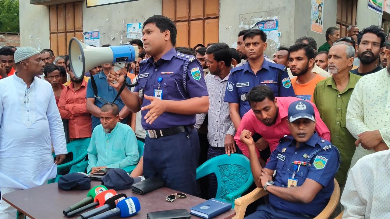 নিয়ামতপুরে ৪ হত্যাকান্ডে গ্রামবাসীর সাথে পুলিশের মতবিনিময় 