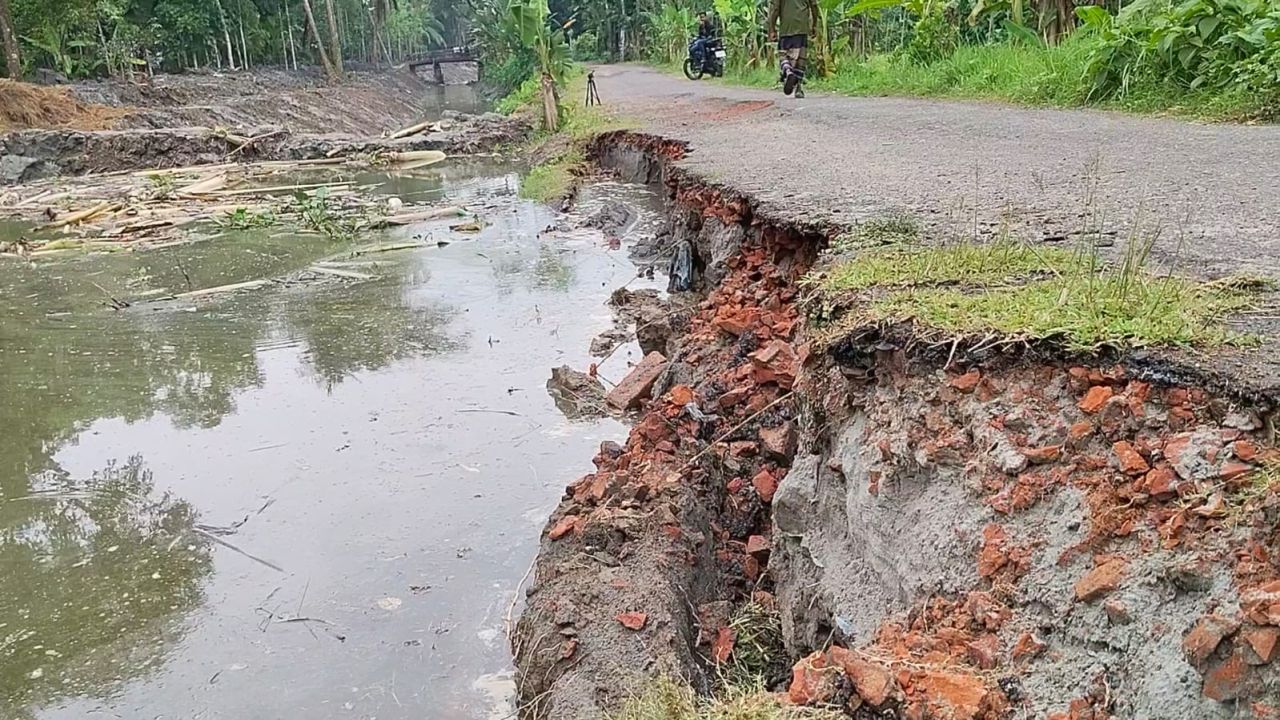 রাজাপুরে খাল খননের মরণফাঁদ, সড়ক ধসে চরম ভোগান্তিতে জনজীবন