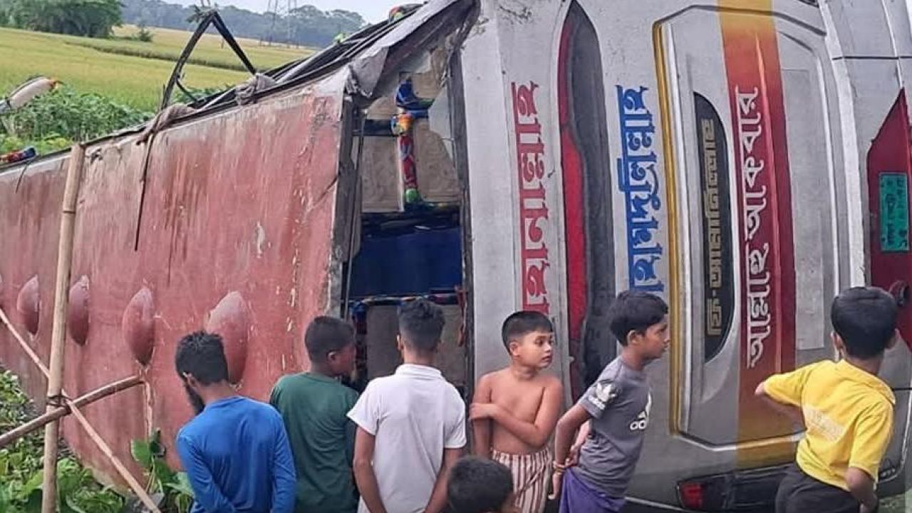 গোপালগঞ্জে নিয়ন্ত্রণ হারিয়ে বাস খাদে, আহত ২০