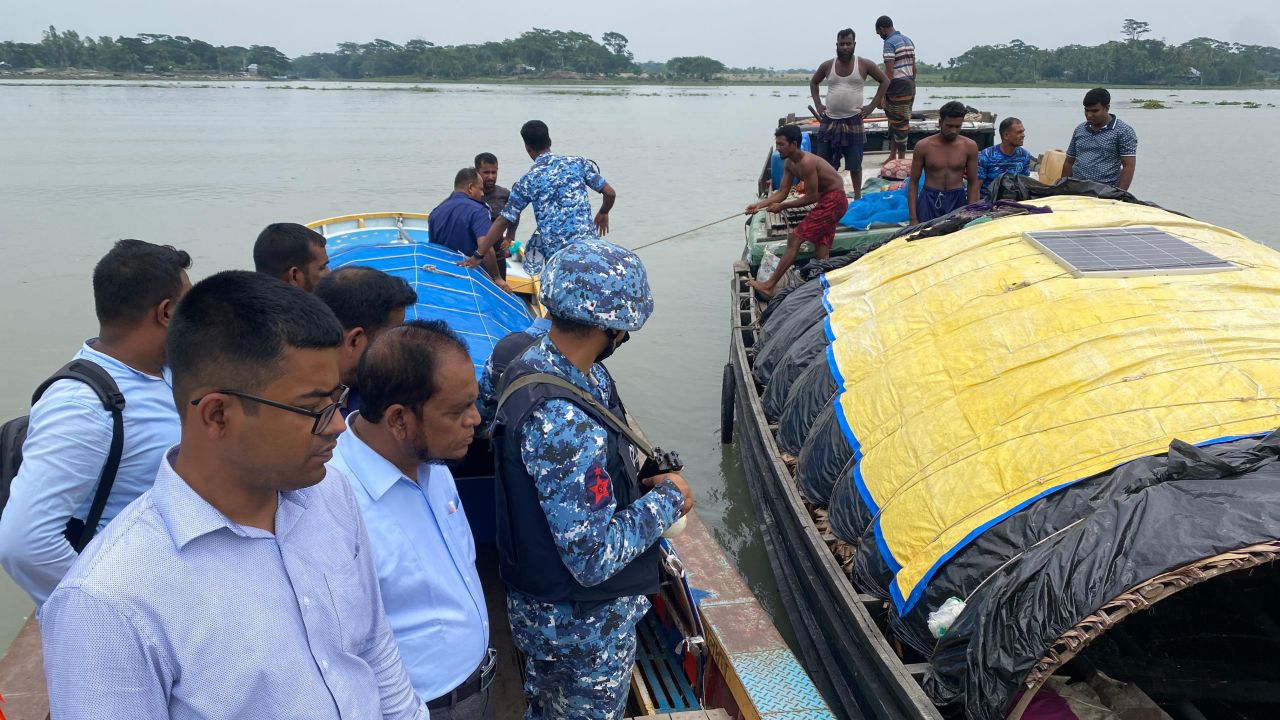 মঠবাড়িয়ায় ৫ লাখ টাকার ১৩ মন রেণু জব্দ, ৭ জেলেকে কারাদণ্ড 