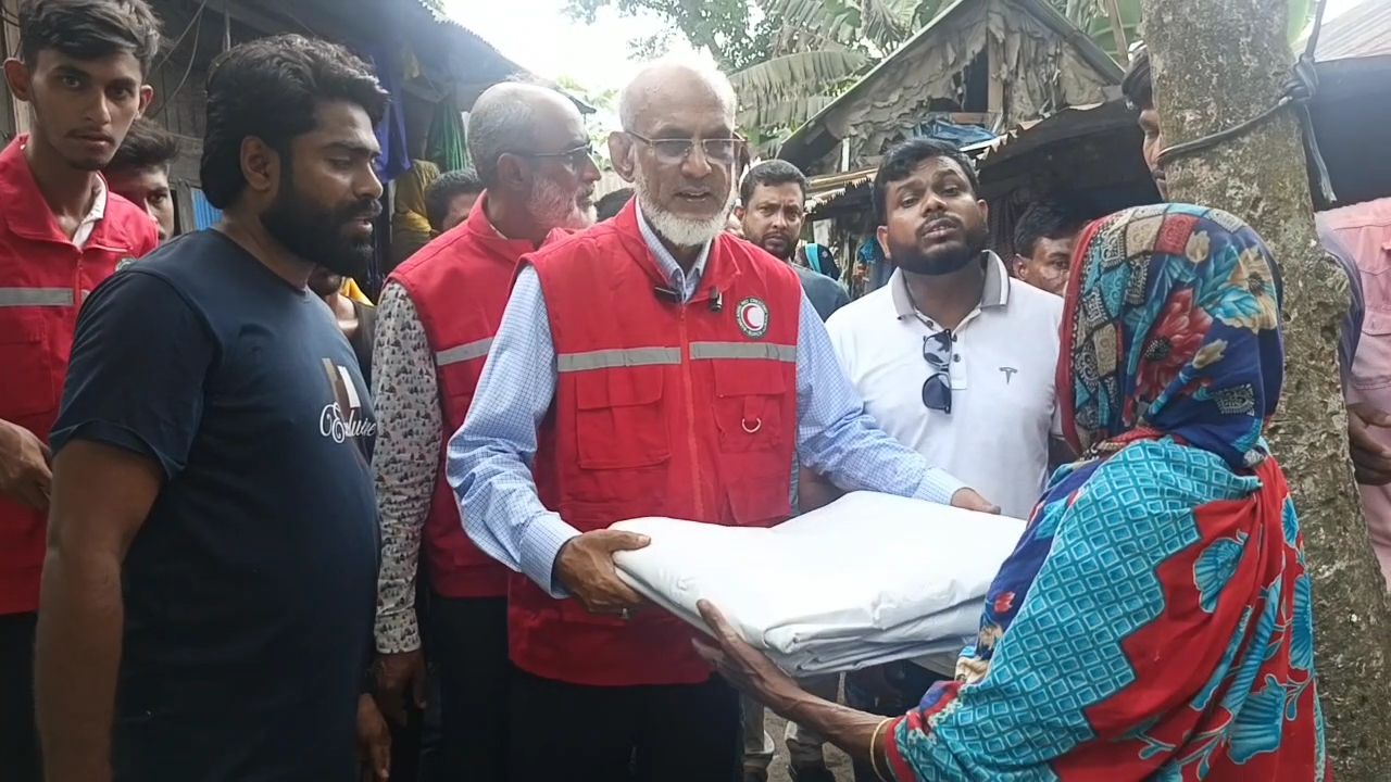 নাজিরপুরে রেডক্রিসেন্ট উদ্দেগ্যে বন্যায় ক্ষতিগ্রস্ত সহায়তা 