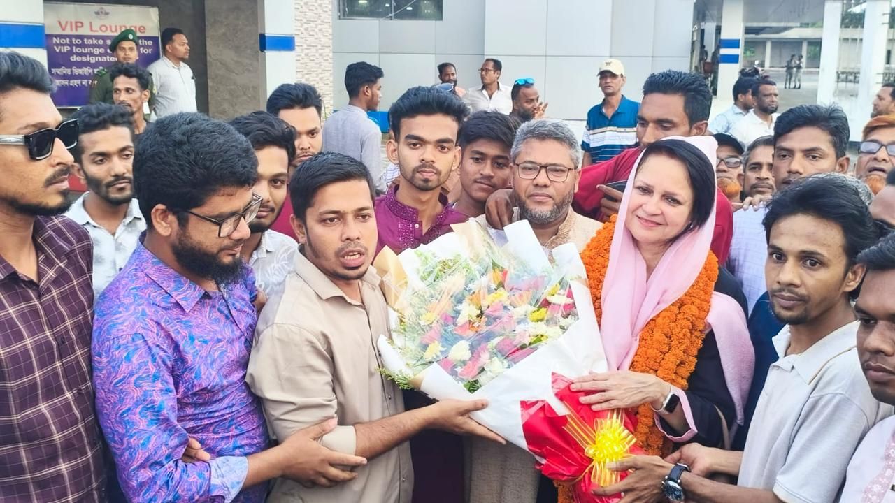 বরিশালে এমপি জীবা আমিনাকে শুভেচ্ছা জানান বিএনপি নেতাকর্মীরা