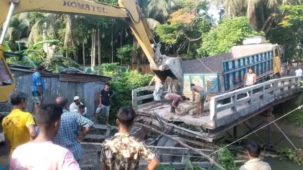 কাঠালিয়ায় ব্রিজ ভেঙে যোগাযোগ বিচ্ছিন্ন