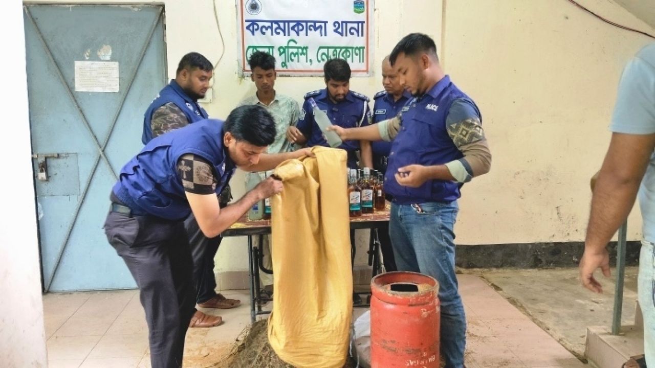 গ্যাস সিলিন্ডারে মদের চালান লুকানোর চেষ্টা, পুলিশের হাতে যুবক গ্রেপ্তার