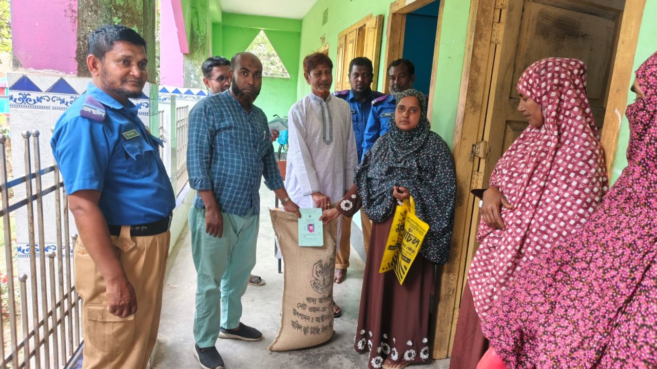 চুয়াডাঙ্গার হাউলীতে ভিডব্লিউবি চাল ও টিসিবি পণ্য বিতরণ