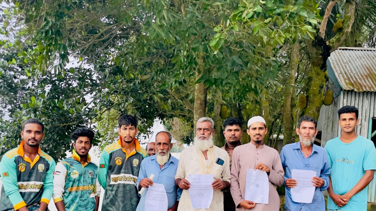 সড়ক নির্মাণকাজের অনিয়মের প্রতিবাদে মানববন্ধন