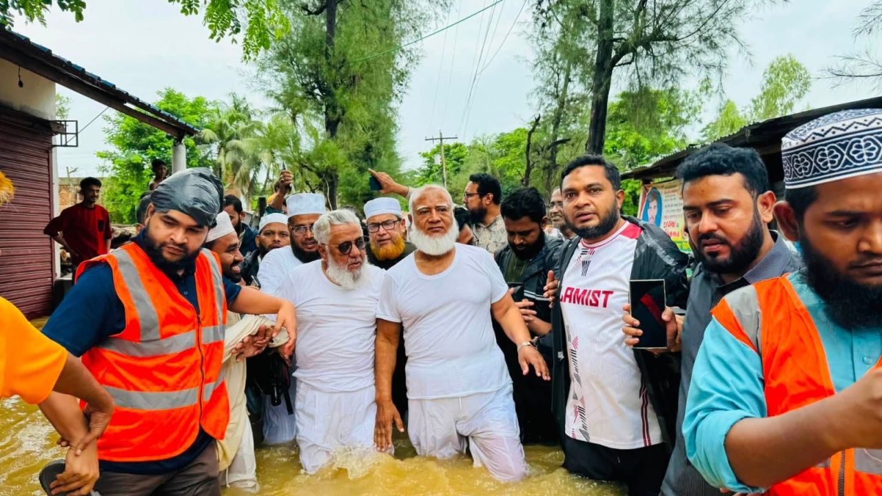 চট্টগ্রামে কোমর পানিতে নেমে  বন্যার্তদের ত্রাণ বিতরণ করলেন বিরোধীদলীয় নেতা