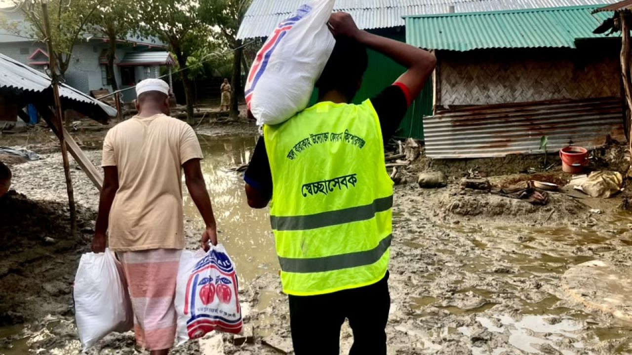 বন্যার্তদের খাবার ও অর্থ পৌঁছে দিচ্ছে ‘আল বারাকাহ্ উদ্যোক্তা ফোরাম’