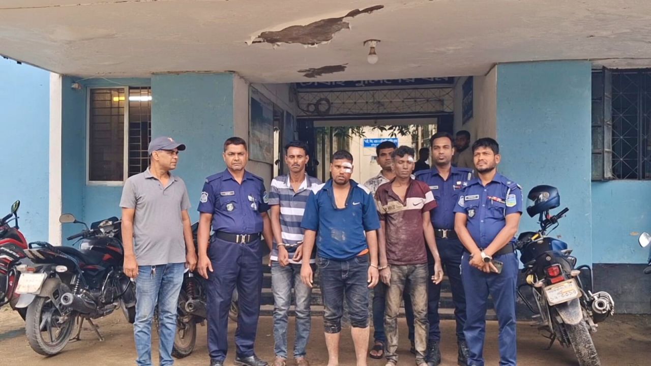 ডিবি পুলিশের পরিচয়ে ভাতিজার পরিকল্পনায় লুট