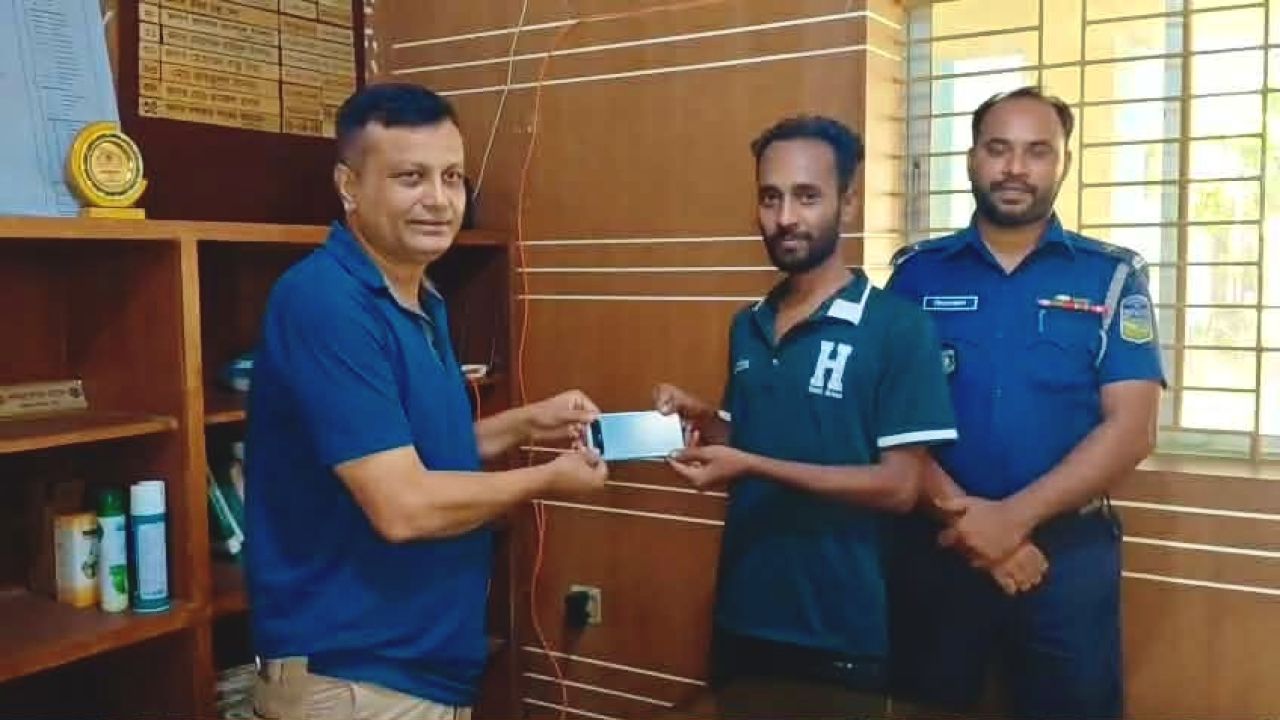 দুর্গাপুরে পুলিশের উদ্যোগে উদ্ধার ১৫ চুরি যাওয়া মোবাইল, মালিকদের হাতে হস্তান্তর