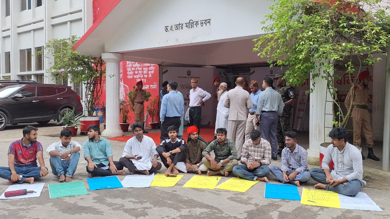 জুলাই বিপ্লবে ছাত্রবিরোধী ৮ শিক্ষককে সিনেটে আমন্ত্রণ, উত্তপ্ত চট্টগ্রাম বিশ্ববিদ্যালয়