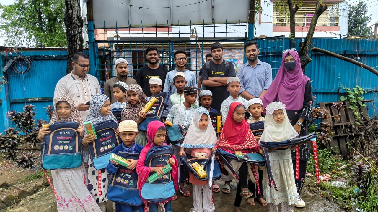 ২৫ শিক্ষার্থীর মাঝে ‘এক টাকায় শিক্ষা’র স্কুলব্যাগ বিতরণ