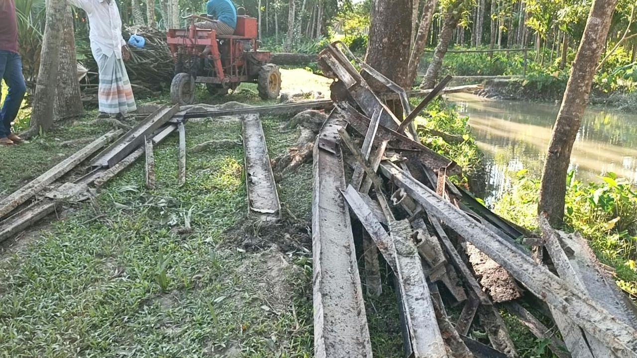 আয়রন ব্রিজের মালামাল তুলে নেওয়ার চেষ্টার অভিযোগ স্বেচ্ছাসেবক দলের নেতার বিরুদ্ধে