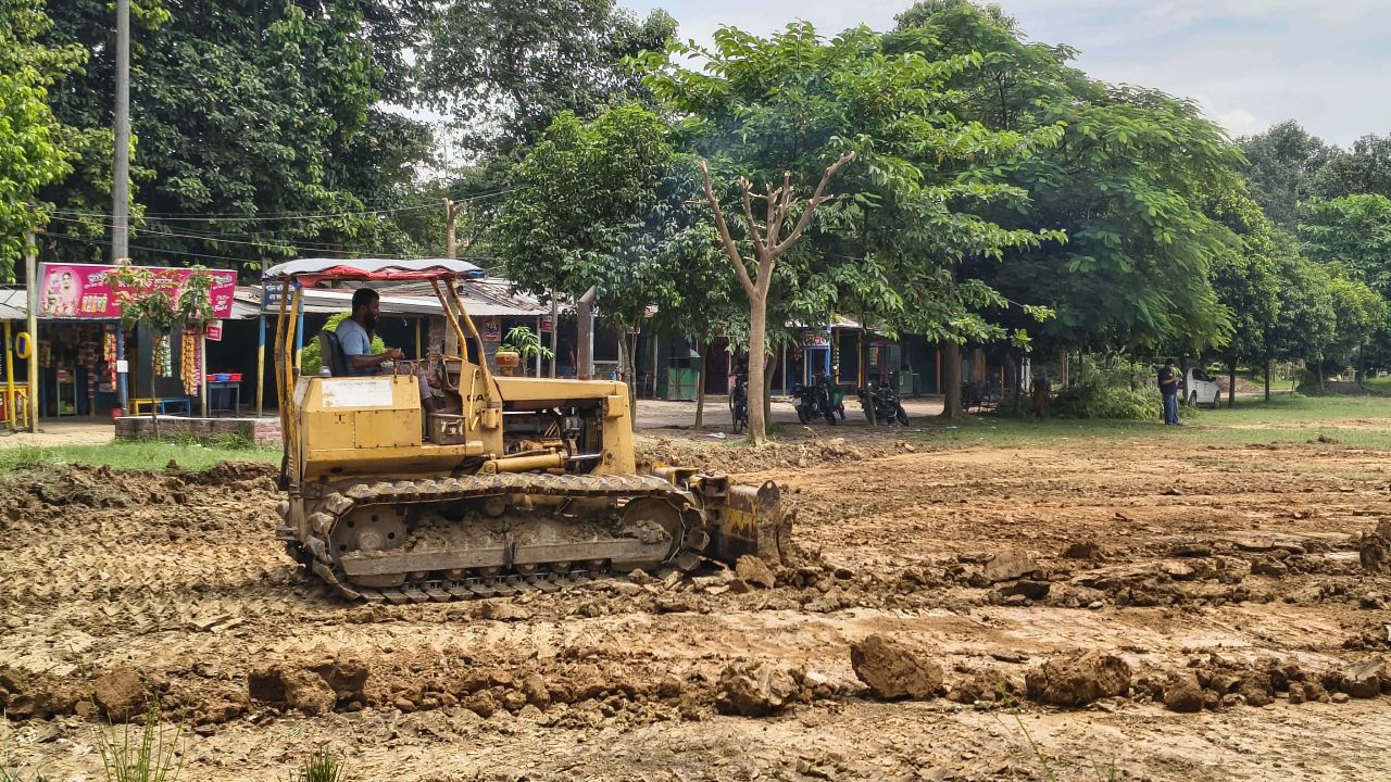 টেন্ডার ছাড়াই মাঠ সংস্কারের দায়িত্বে লাইসেন্সবিহীন ঠিকাদার