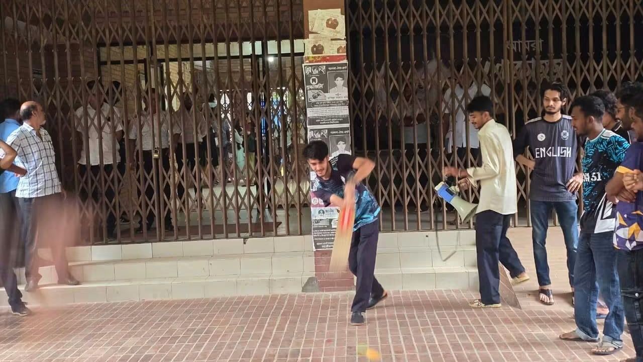 জাবিতে রেজিস্ট্রার ভবনে তালা, ক্রিকেট খেলে অভিনব প্রতিবাদ