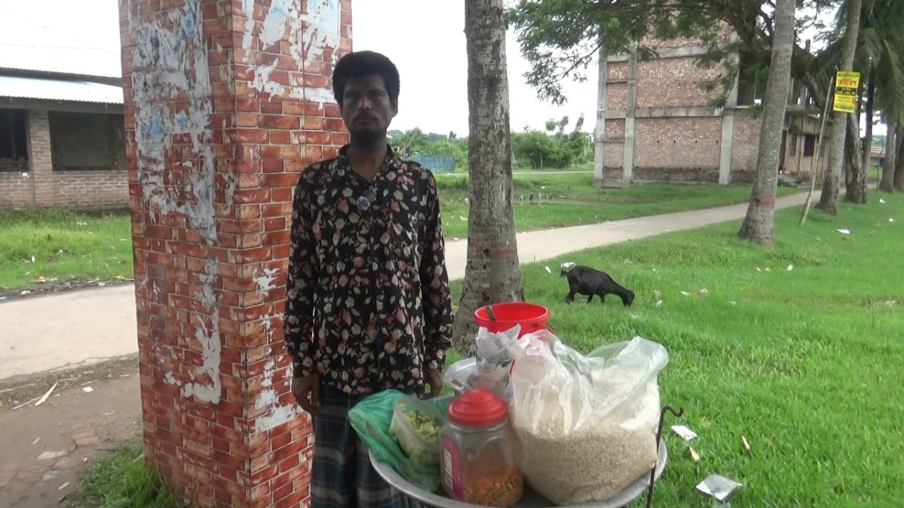 দশ টাকার ঝালমুড়িতে সংসার, সন্ধ্যা নামলেই চোখে অন্ধকার মেয়ের ভবিষ্যৎ নিয়ে লড়ছেন আবুল কালাম