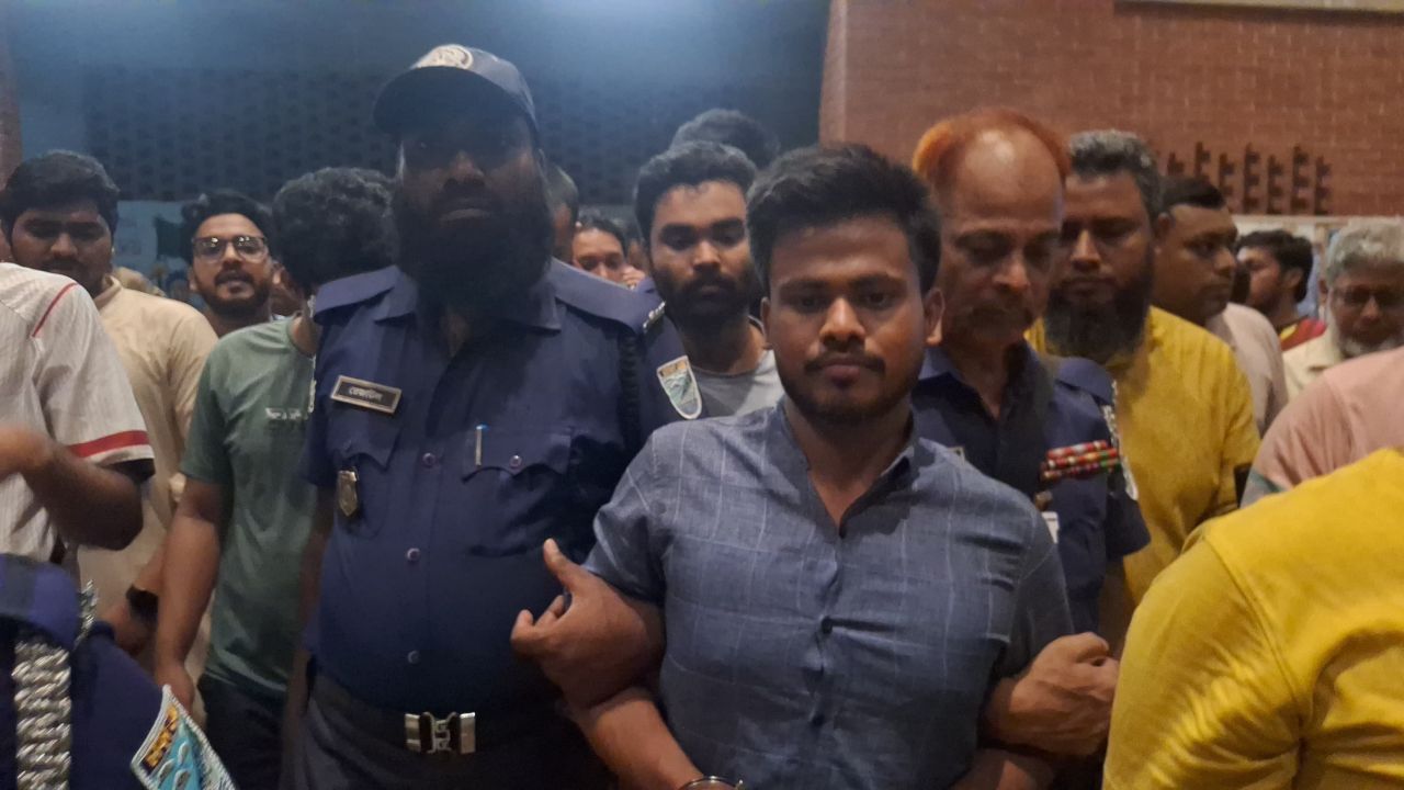 ছাত্রলীগ সংশ্লিষ্টতার অভিযোগে জাবি শিক্ষার্থীকে পুলিশে সোপর্দ