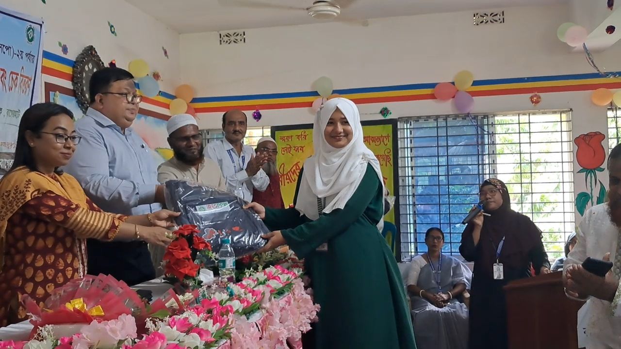 বাগেরহাটে কিশোরীদের উদ্বুদ্ধকরণ প্রশিক্ষণ, চেক ও চারা বিতরণ