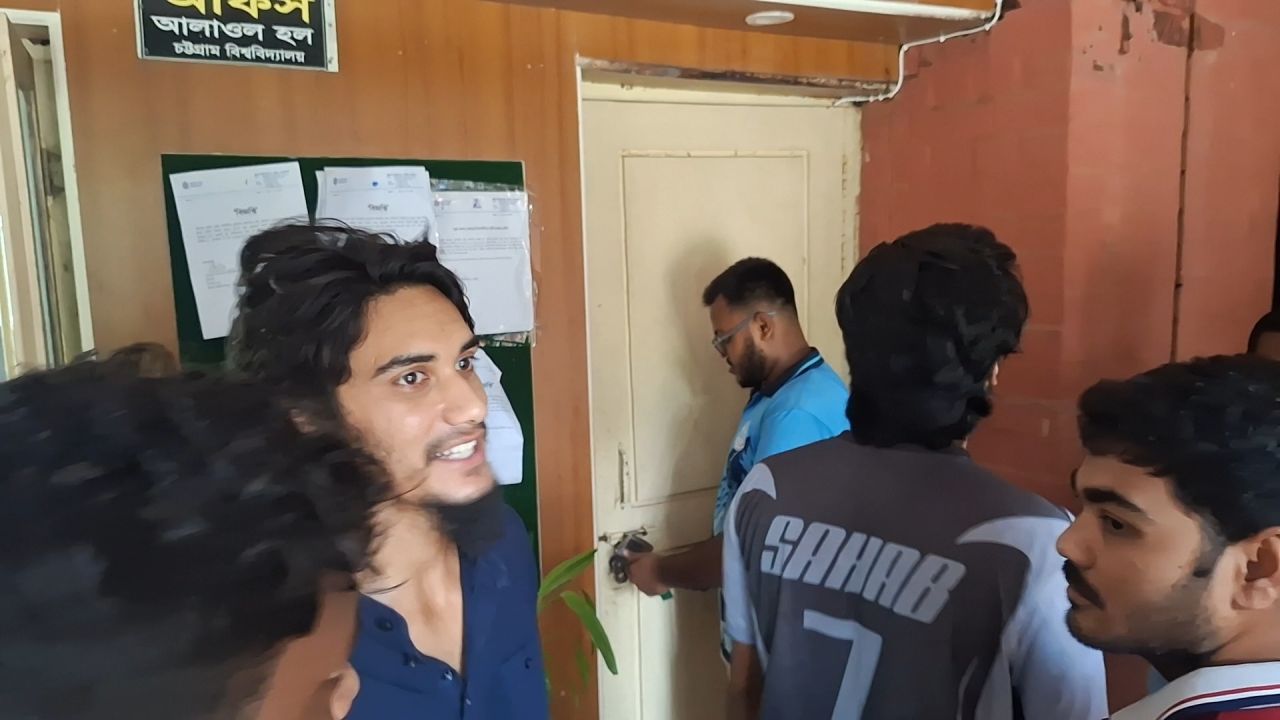 চবিতে প্রভোস্টকে কক্ষে রেখে বাইরে থেকে তালা, পদত্যাগ দাবি শিক্ষার্থীদের