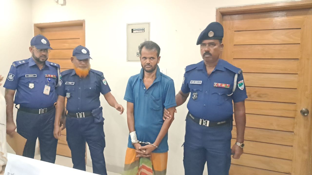 চিতলমারীতে ক্যাথলিক চার্চে ভাঙচুর, পুকুরে ফেলা হলো মা মারিয়ার মূর্তি গ্রেপ্তার-১ 