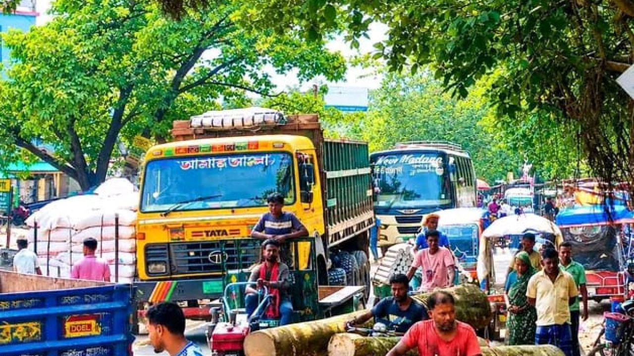 দামুড়হুদায় মহাসড়ক অবরোধ করে ইজিবাইক চালকদের বিক্ষোভ