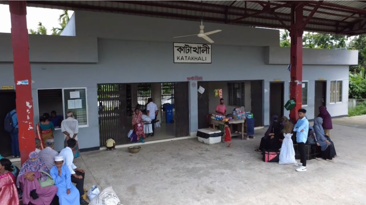 কাটাখালী রেলস্টেশনে প্রায় চার মাস ধরে বিদ্যুৎ নেই ,ভোগান্তিতে যাত্রীরা