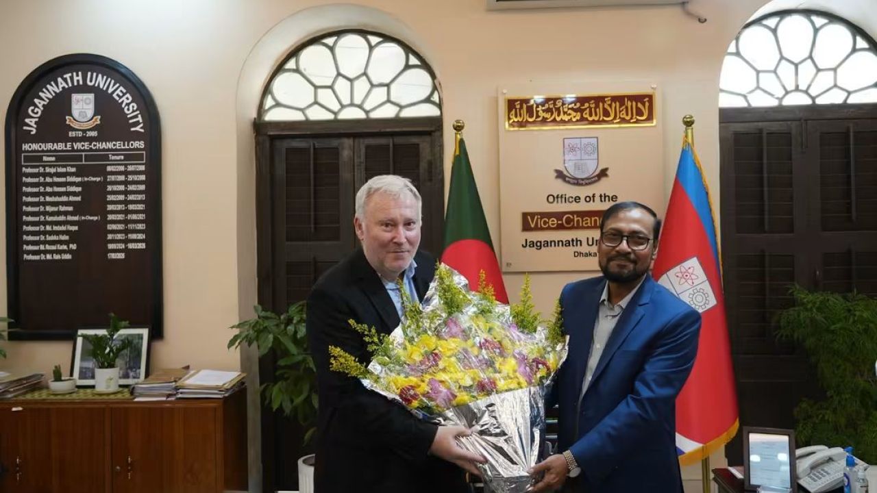 জবি উপাচার্যের সঙ্গে সুইডেনের Uppsala University-এর অধ্যাপকের সৌজন্য সাক্ষাৎ