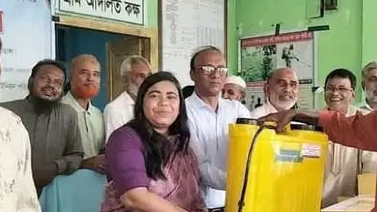 দামুড়হুদা হাউলী ইউনিয়ন পরিষদের উন্নয়ন সামগ্রী ও শিক্ষা উপকরণ বিতরণ