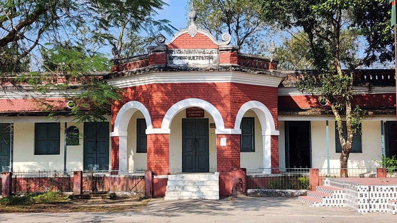 ১০ মাসেও বই পায়নি নৃপেন্দ্র নারায়ণ সরকারি উচ্চ বিদ্যালয়ের অর্ধশতাধিক শিক্ষার্থী