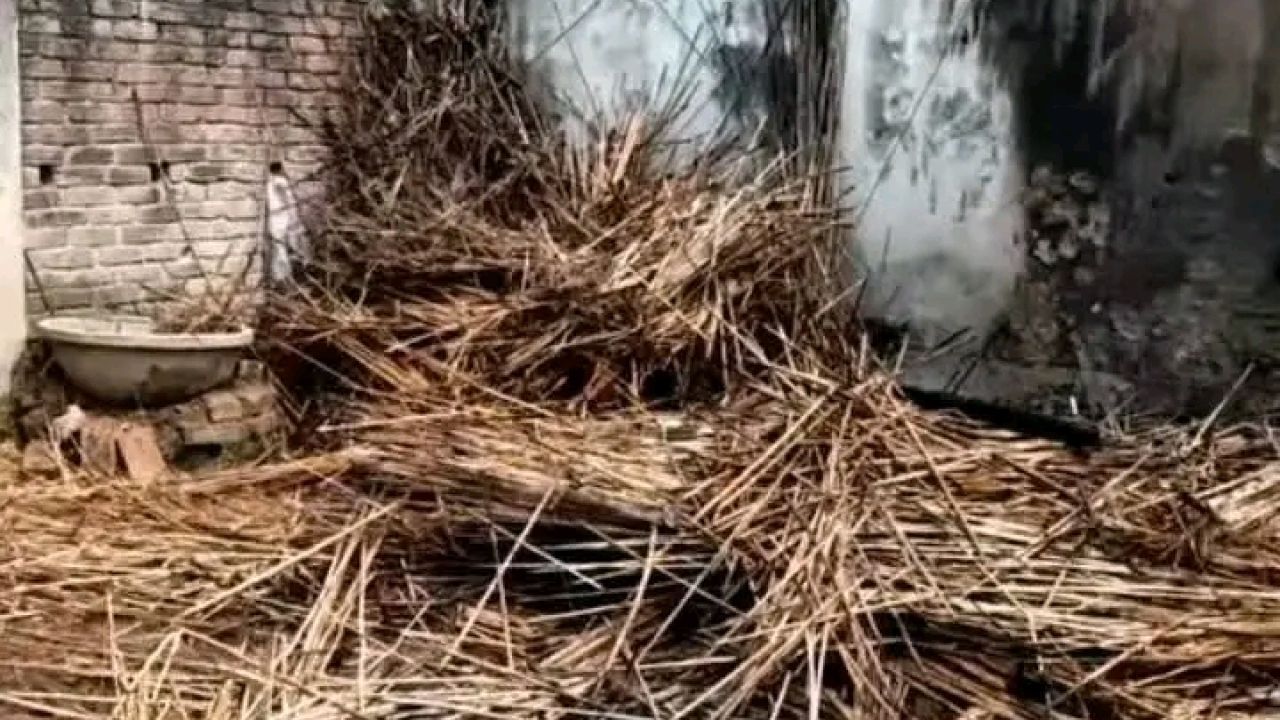 এলাকাবাসী ও ফায়ার সার্ভিসের তৎপরতায় বড় বিপর্যয় থেকে রক্ষা