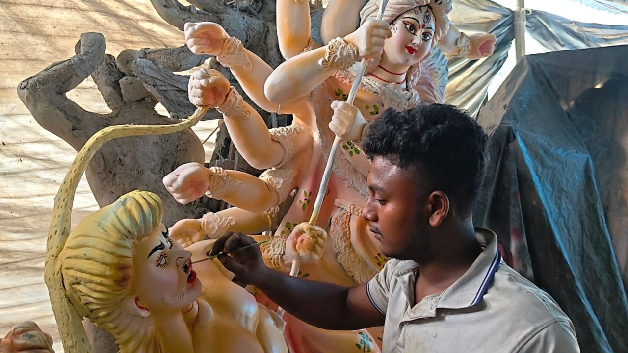 কুড়িগ্রামের বৈদ্যেরবাজারে প্রতিমার হাট, শেষ মুহূর্তে ব্যস্ত কারিগররা